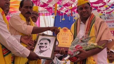 Photo of गुंडापल्ली येथील आदिवासी मेळाव्यात डॉ.अजयभाऊ कंकडालवार यांचं नागरी सत्कार….!